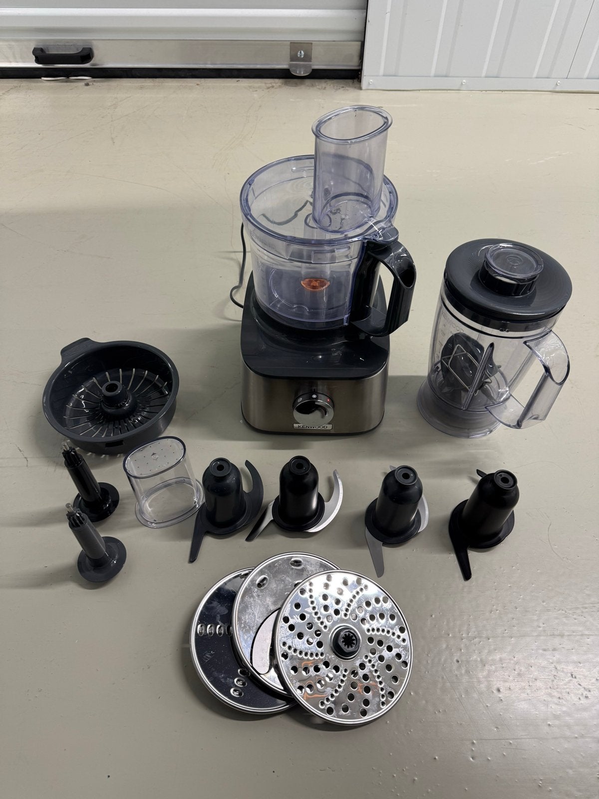 Kenwood Multipro Compact FDM30 Foodprocessor met accessoires, Witgoed en Apparatuur, Keukenmixers, Gebruikt, 1 tot 2 liter, 2 snelheden