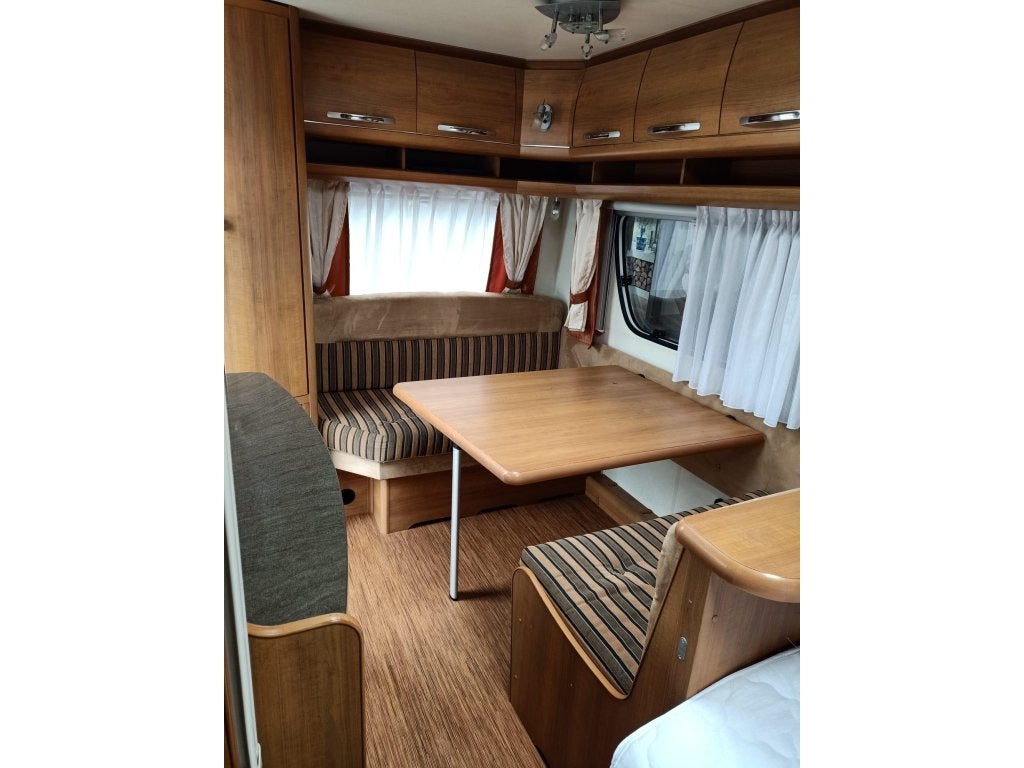Hobby Excellent 410 SE, Mover en Voortent!! (zondag open), Caravans en Kamperen, Hobby, Bedrijf, Treinzit, 750 - 1000 kg
