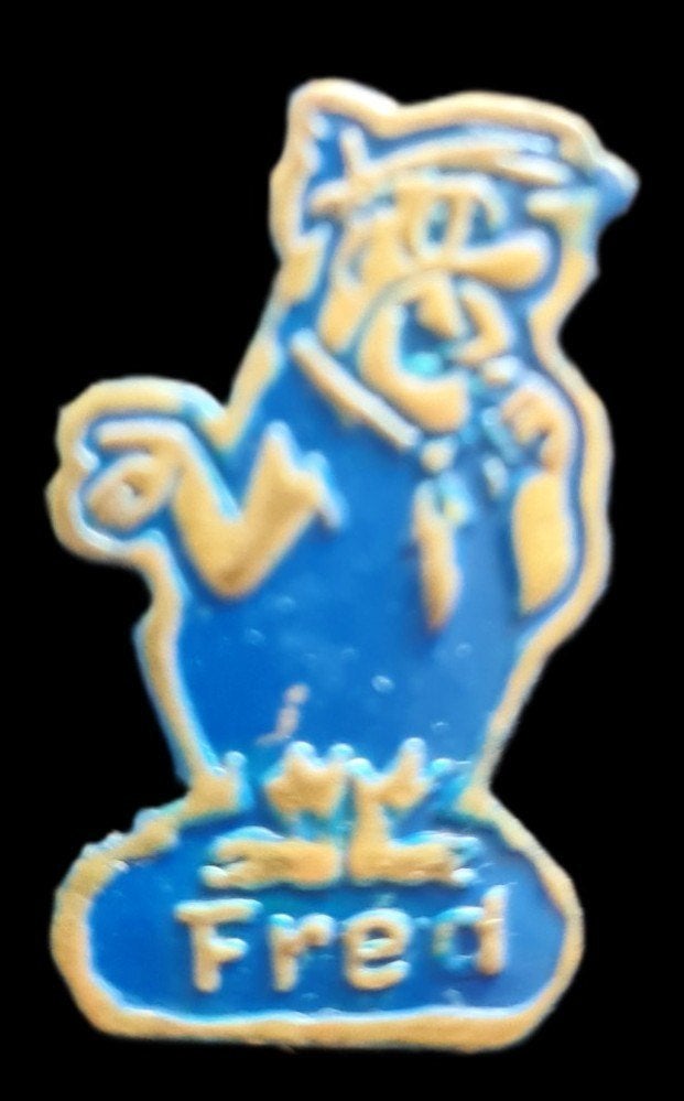 Fred Flintstone speld- blauw, Verzamelen, Ophalen of Verzenden, Zo goed als nieuw, Figuurtje, Speldje of Pin