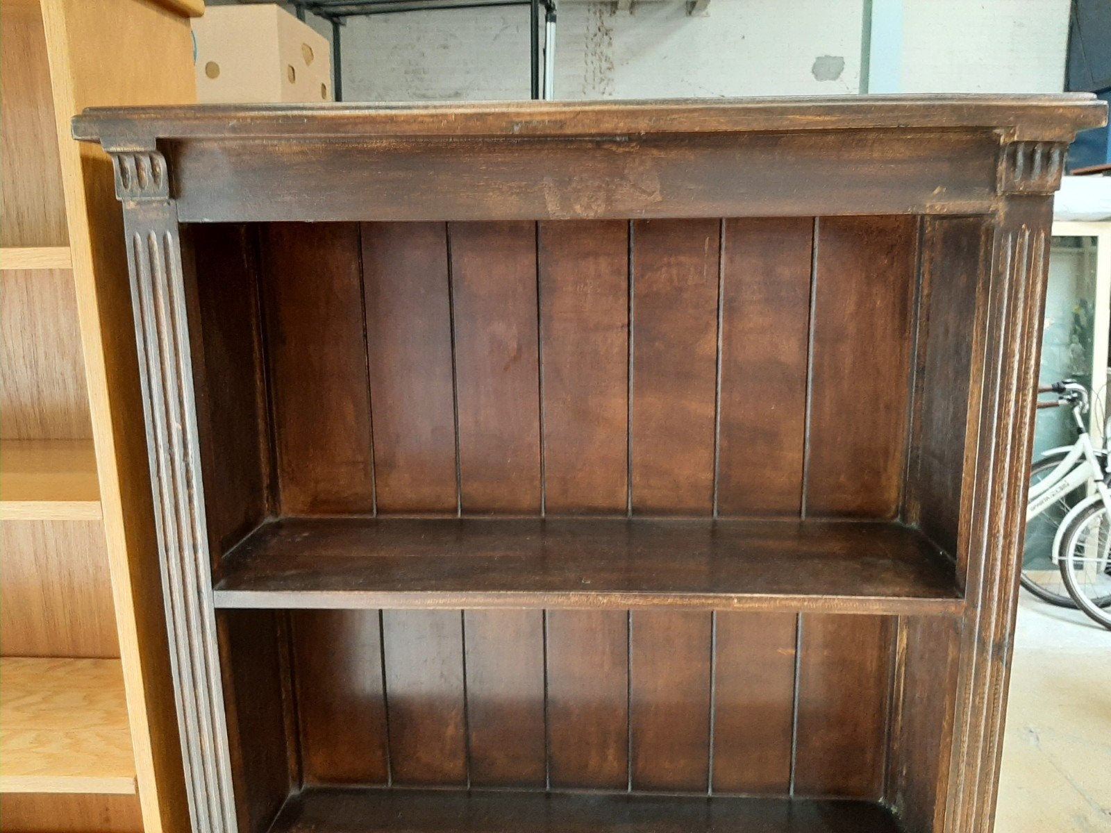 Koloniale Boekenkast met Gecaneleerde Stijlen en 4 Planken, Ophalen, Met plank(en), Gebruikt, 50 tot 100 cm