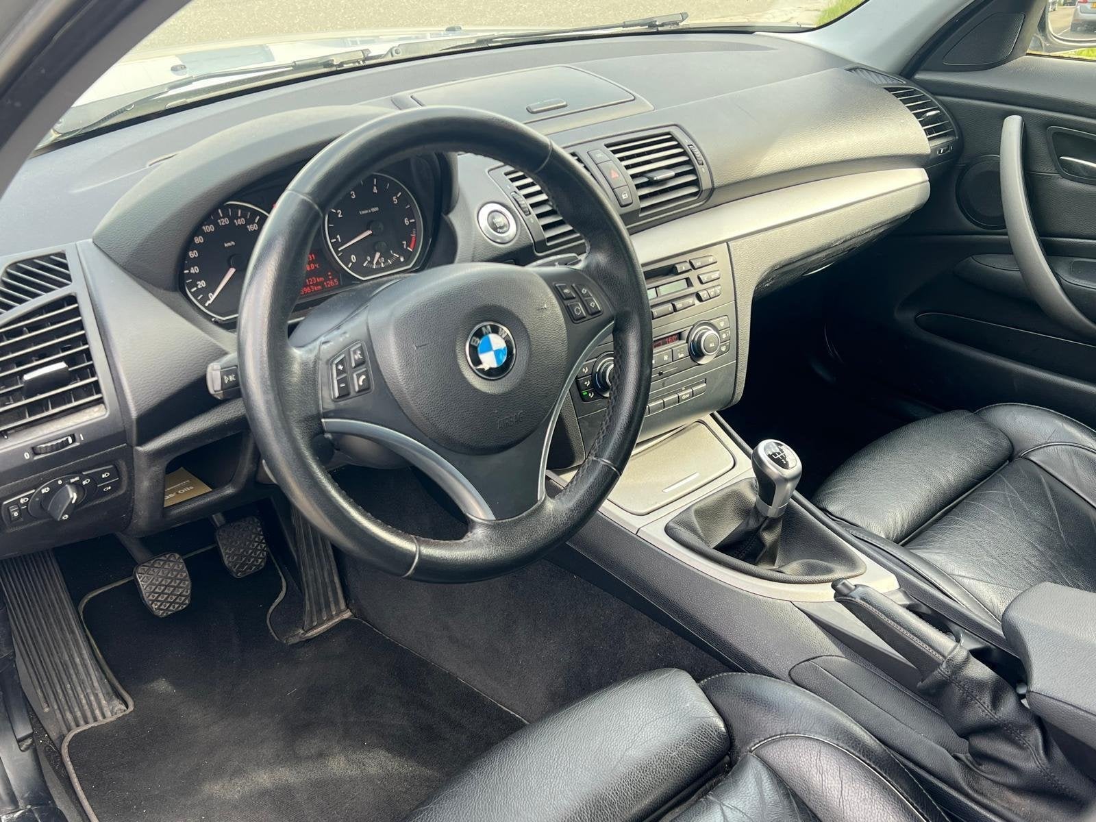 BMW 1-serie 116i High Executive 5DRS 2010 Leer Clima, Auto's, 1-Serie, Euro 5, Achterwielaandrijving, Zwart