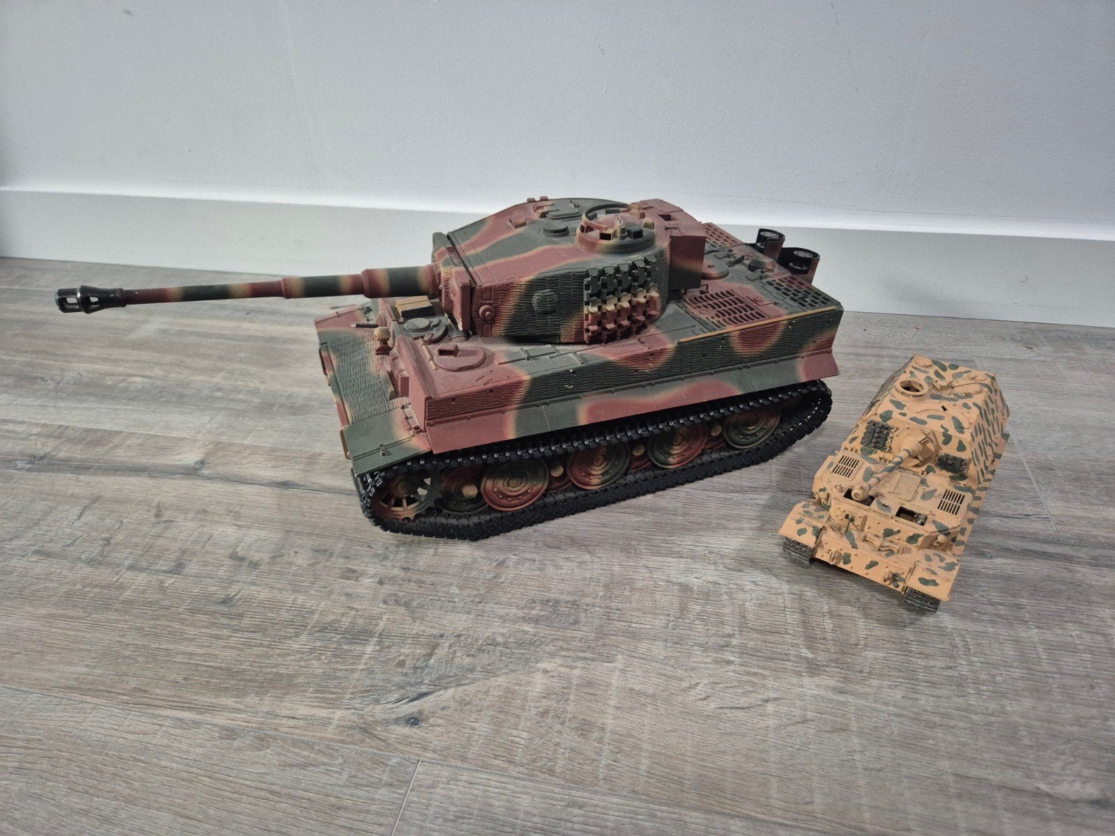 1 grote legertank en 1 kleine, Ophalen, Zo goed als nieuw