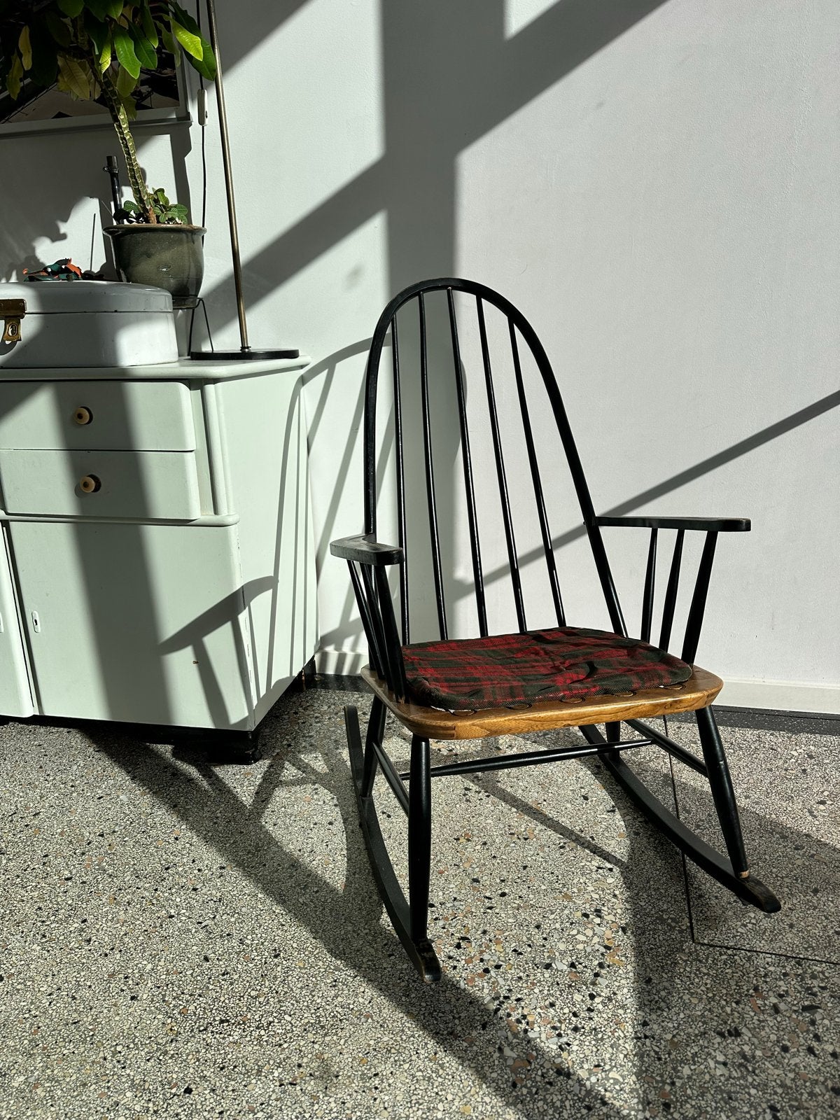 Vintage Schommelstoel Zwart Hout met Rood Geruit Kussen, Ophalen, Gebruikt, Zwart, Eén