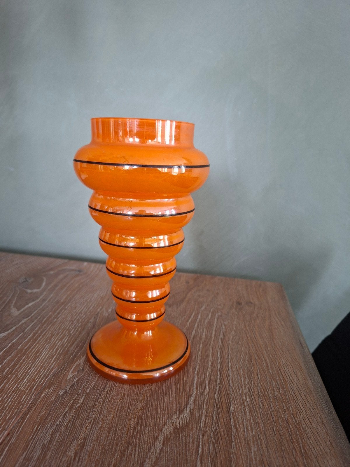 Boheemse Art Deco 'Tango' glazen vaas, oranje met zwart, Antiek en Kunst, Ophalen