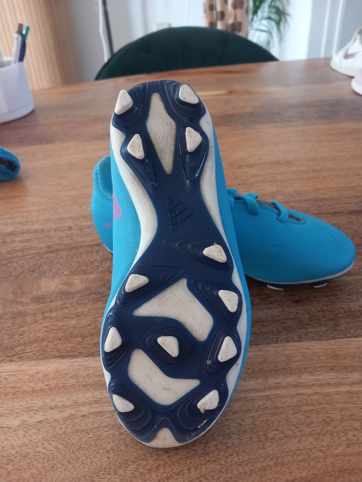 Adidas Voetbalschoenen Maat 30 - Blauw/Roze, Sport en Fitness, Voetbal, Ophalen of Verzenden, Zo goed als nieuw, Schoenen
