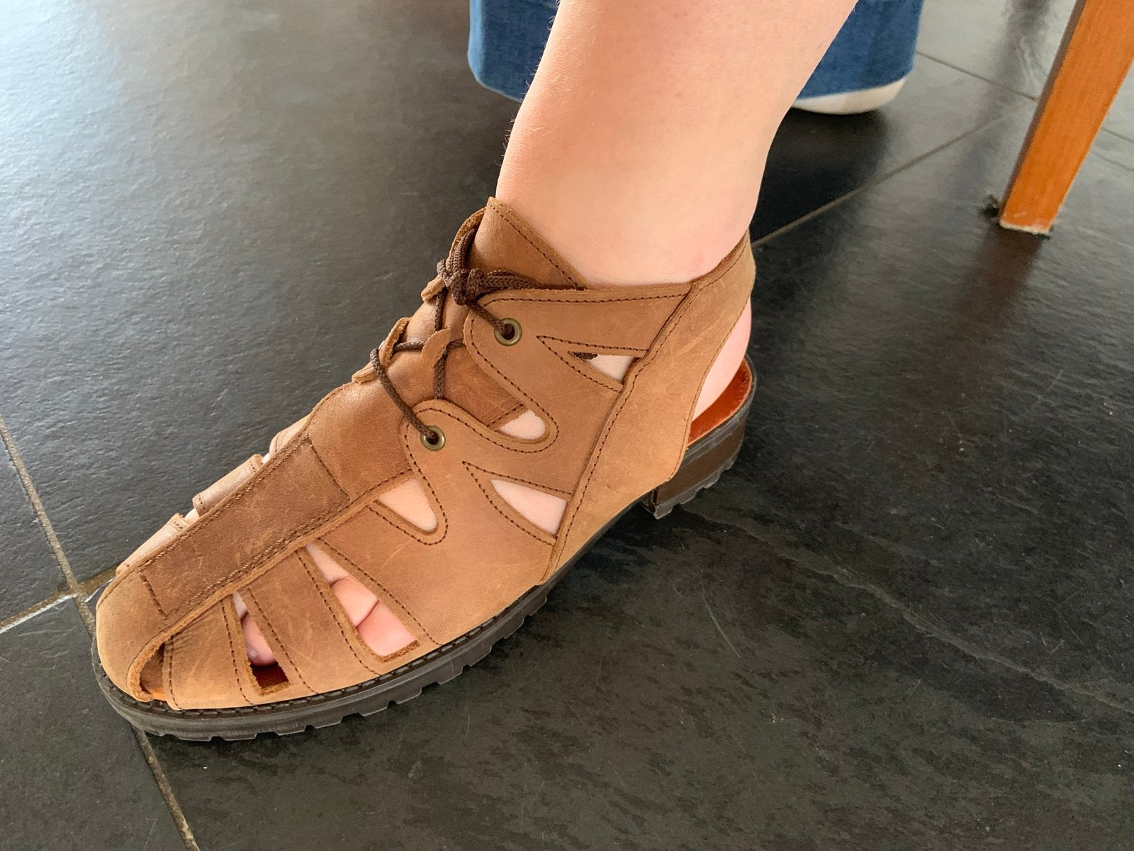 Leren sandaal met hakje - Elastomere - Maat 38, Bruin, Zo goed als nieuw, Sandalen of Muiltjes, Ophalen of Verzenden