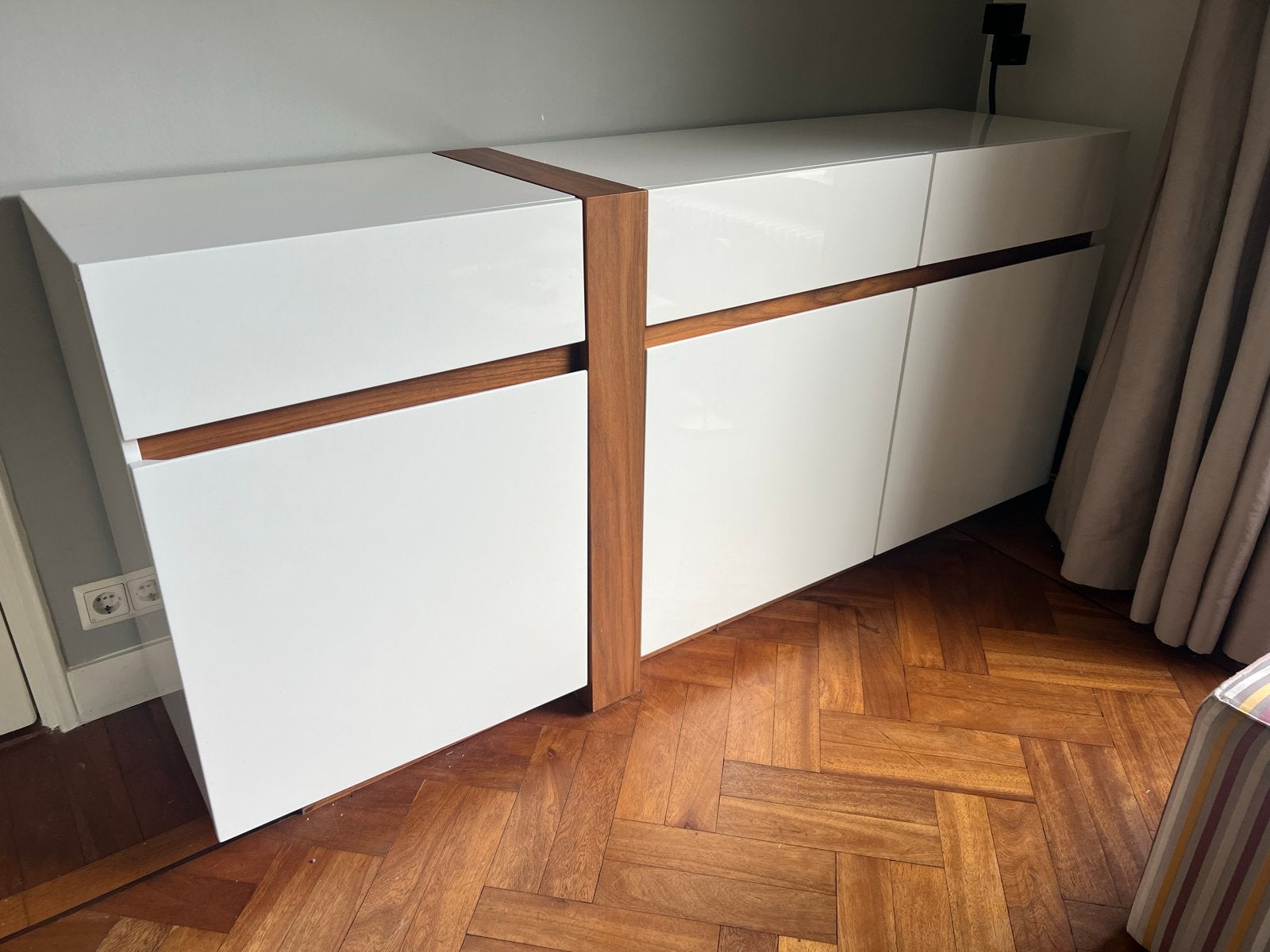 Strak wit dressoir met houten accenten, Gebruikt, Ophalen of Verzenden, 200 cm of meer, 25 tot 50 cm