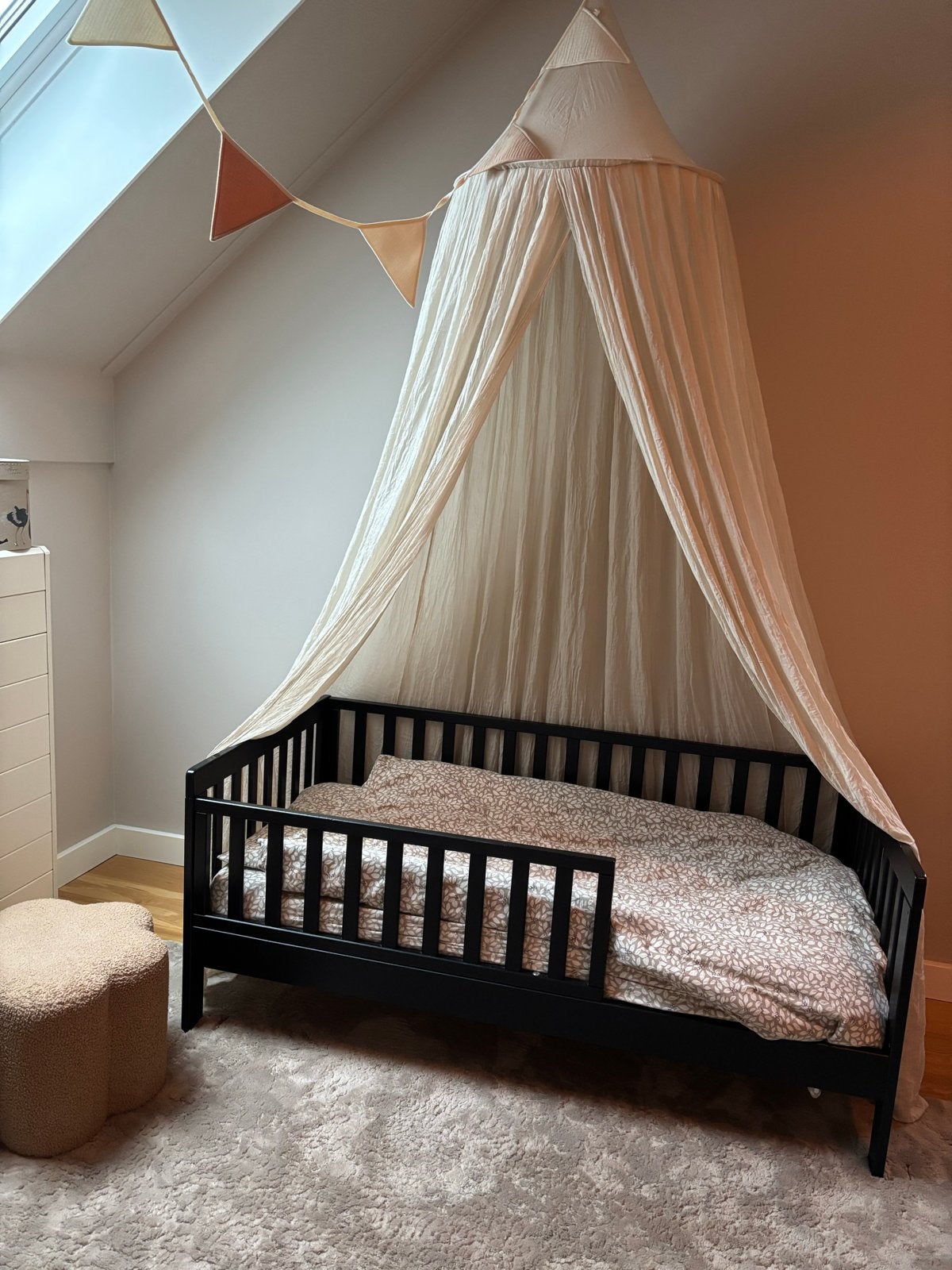 Petit Amelie peuterbed zwart + matras (zo goed als nieuw), Kinderen en Baby's, Kinderkamer | Bedden, Ophalen, 70 tot 85 cm, 140 tot 160 cm