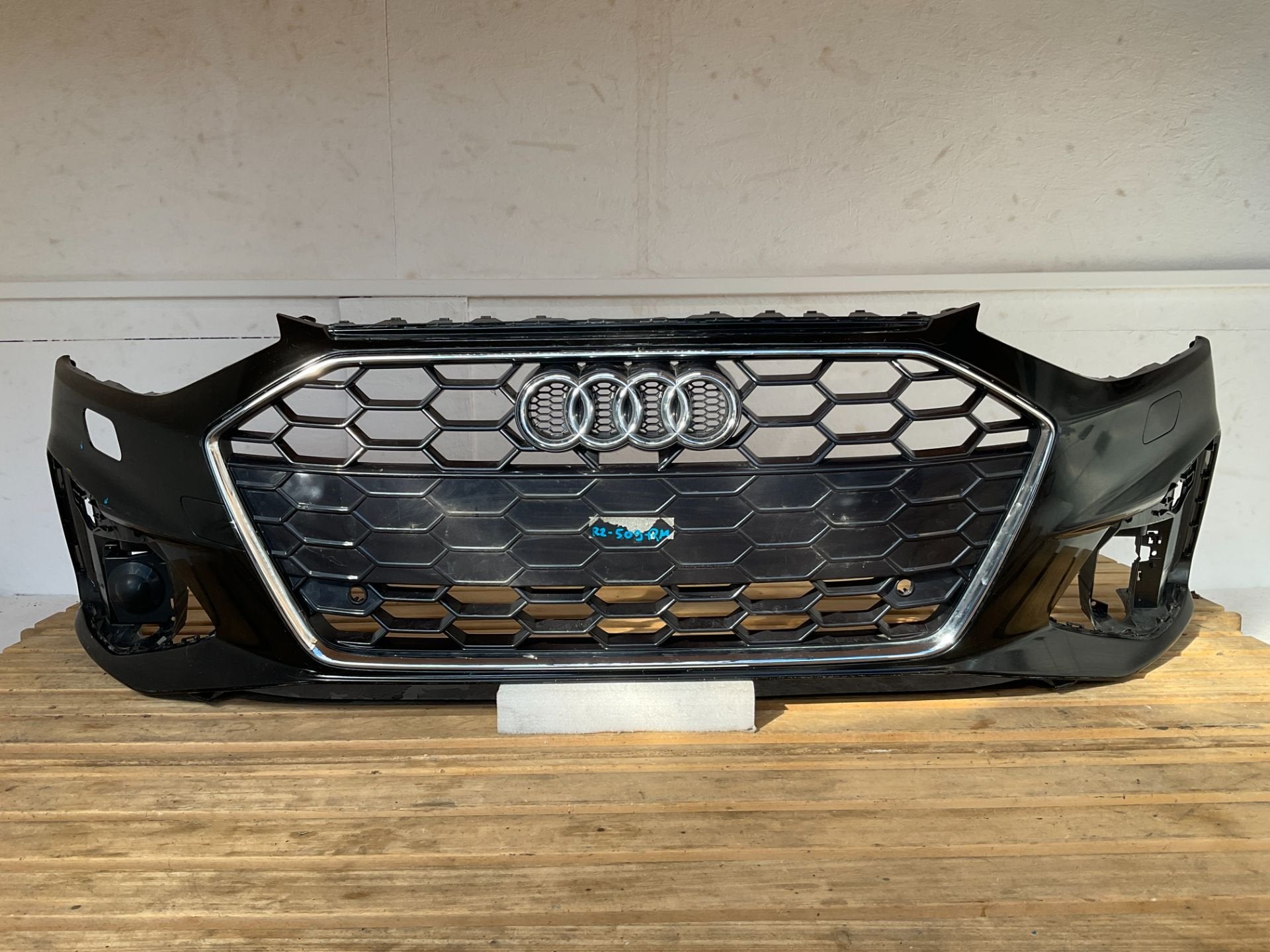 Bumper Audi A4 8W B9 SLINE S4 S-LINE 8W0807437AQ Voorbumper, Gebruikt, Voor, AUDI AG, Auto-Union-Strasse 1
85045  Ingolstadt, DE