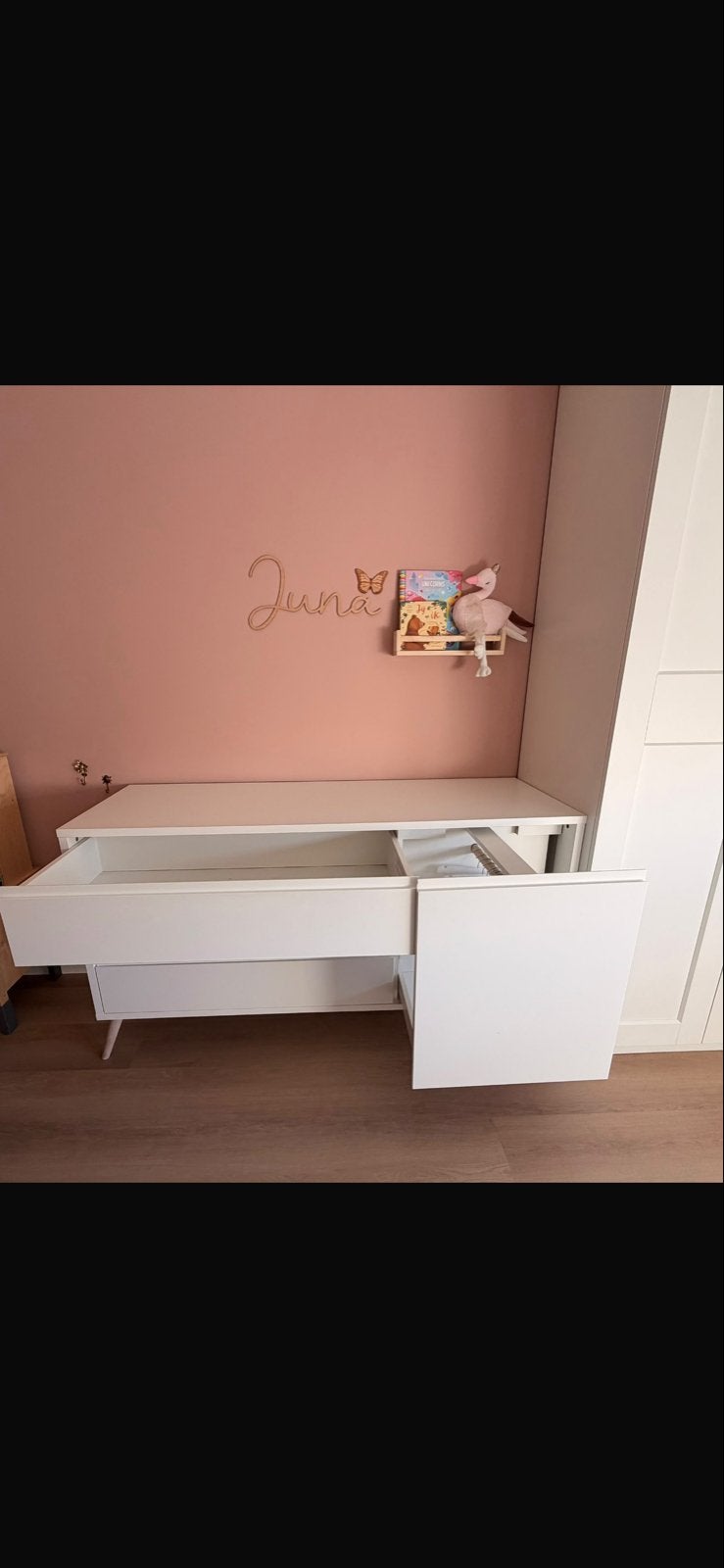 Witte commode met lades en hangtuimte