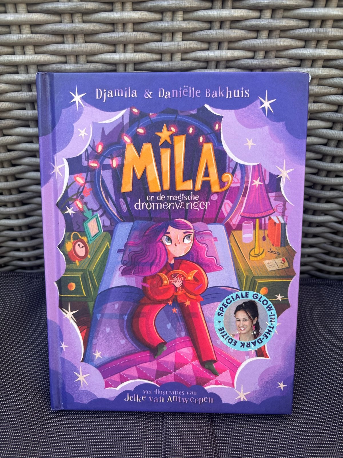 Mila en de magische dromenvanger - Djamila & Daniëlle Bakhui, Boeken, Ophalen of Verzenden, Zo goed als nieuw, Fictie algemeen