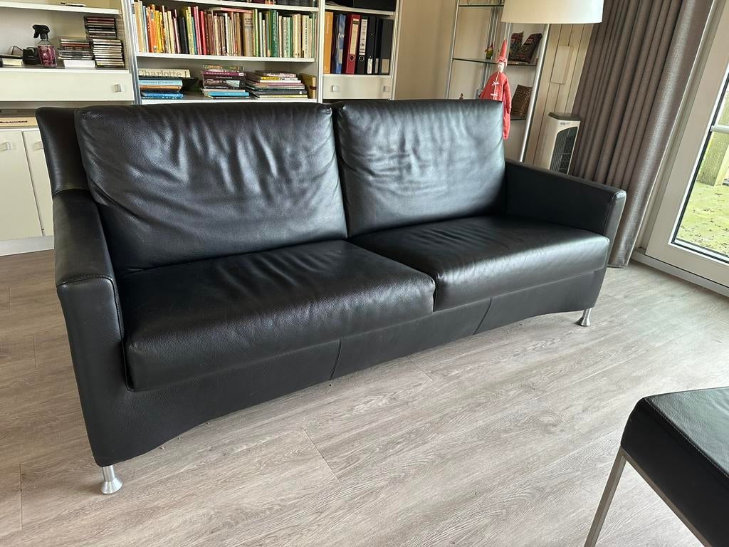Leolux zwarte lederen bank in zeer goede staat, Ophalen, Modern Design, Tweepersoons, 75 tot 100 cm