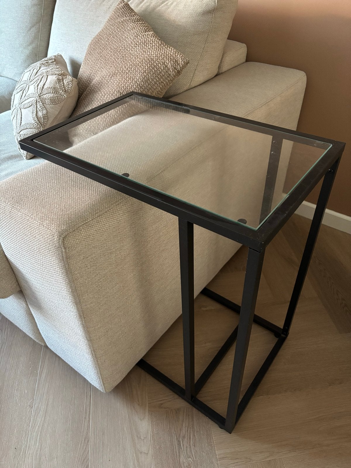 Zwarte bijzettafel met glazen blad, Metaal of Aluminium, 55 tot 75 cm, Zo goed als nieuw, Rechthoekig