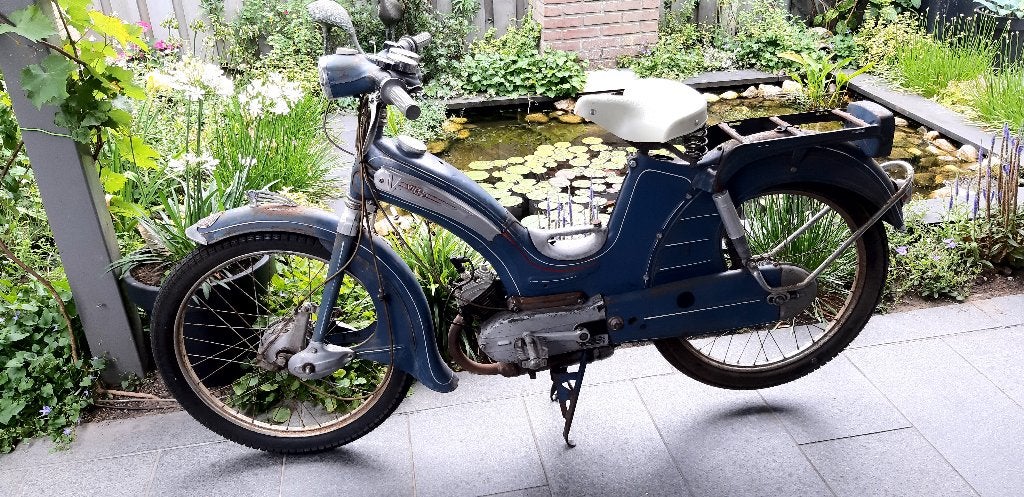 Te koop, oude bromfiets 1956 staat op type plaatje motorblok, Maximaal 45 km/u, 47 cc, 2 versnellingen, Ophalen
