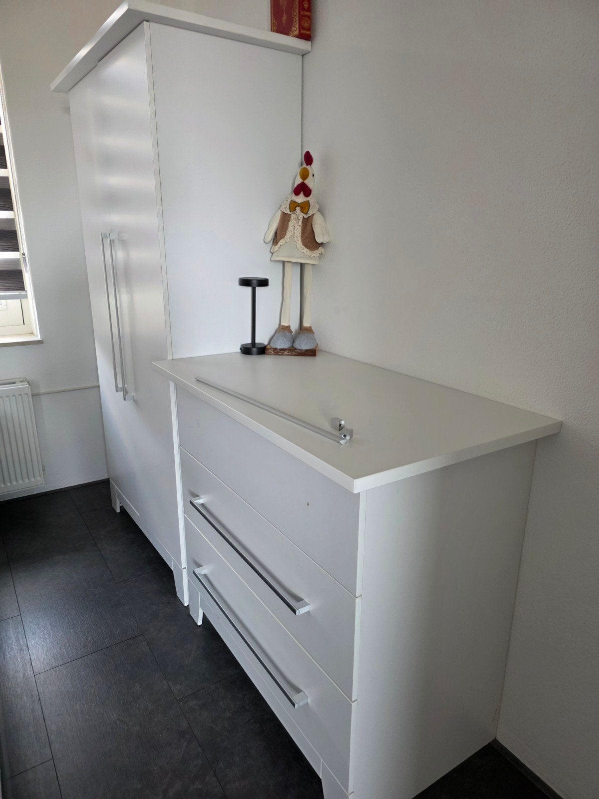Witte kledingkast + Commode, Kunststof, Gebruikt, 200 cm of meer, 50 tot 100 cm