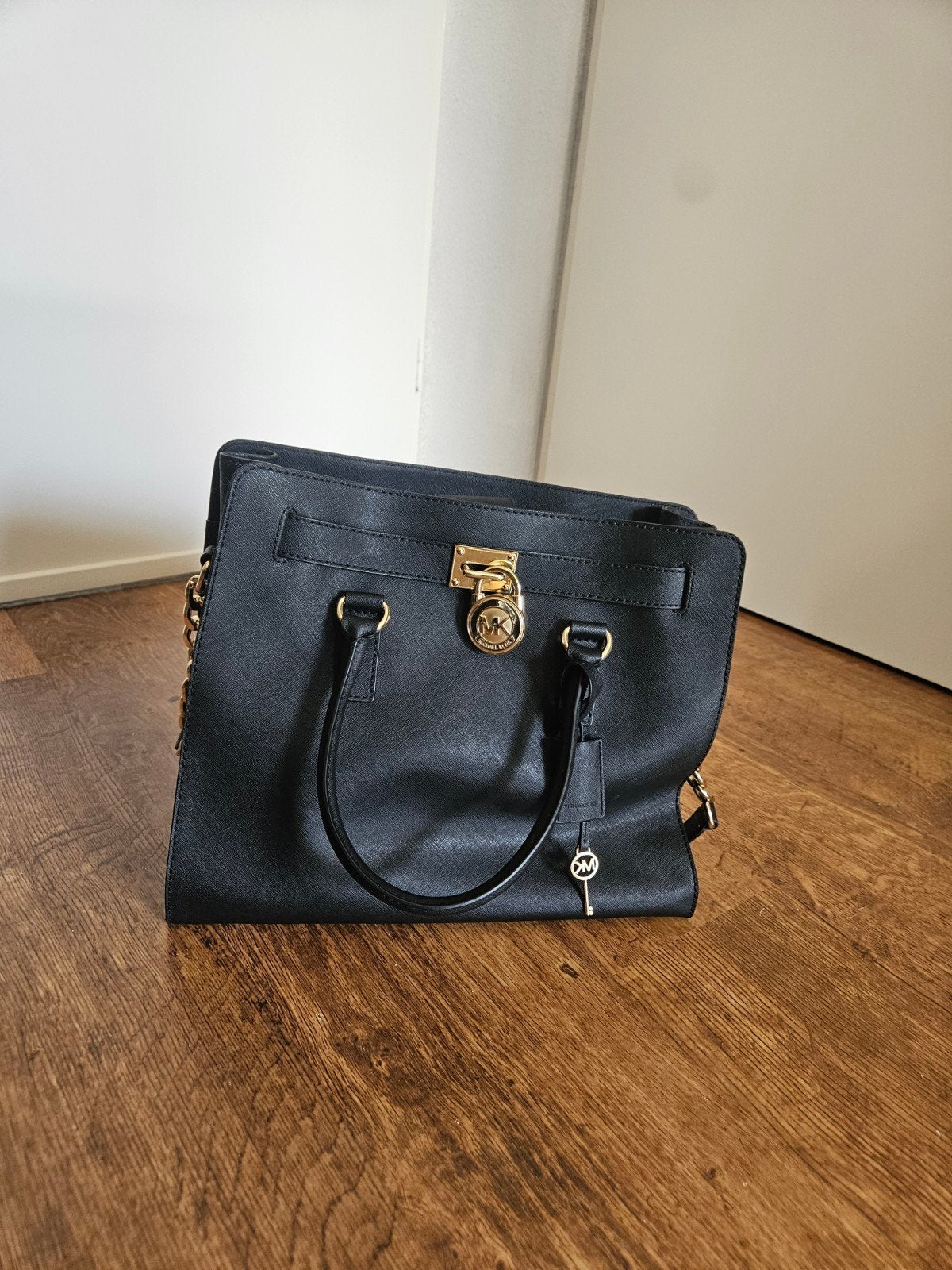 Michael Kors Handtas Zwart met Gouden Details, Sieraden, Tassen en Uiterlijk, Tassen | Damestassen, Ophalen, Gebruikt, Zwart, Handtas