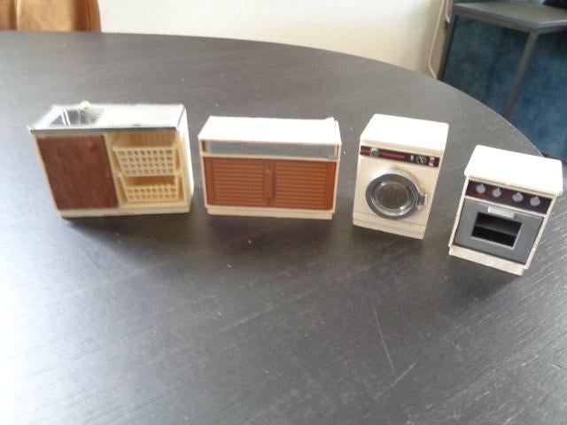 Keukenblokje, wasmachine, oven enz... voor een poppenhuis., Ophalen of Verzenden, Poppenhuis