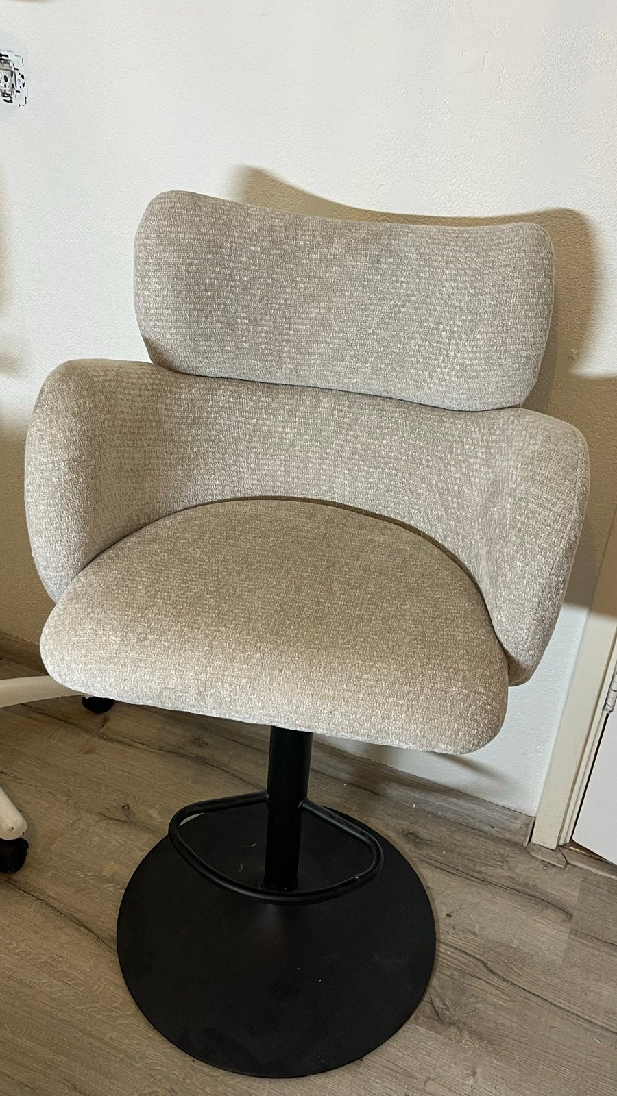 Verstelbare beige barkruk met rugleuning, Huis en Inrichting, Ophalen, In hoogte verstelbaar, 60 tot 90 cm, Nieuw