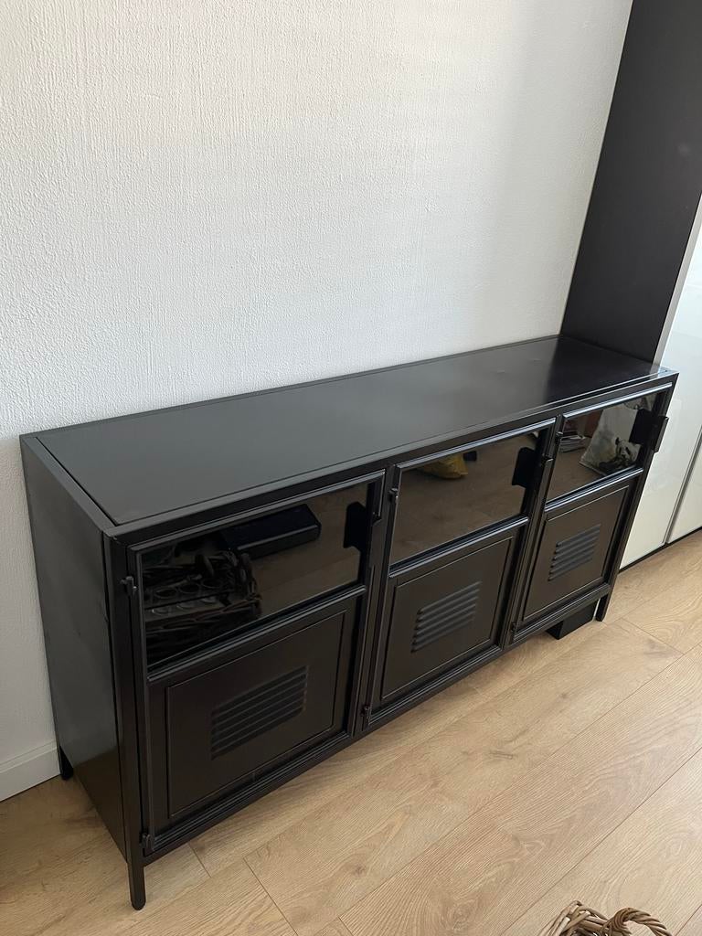 Zwart metalen dressoir met glazen deuren Ronja Woood, Ophalen, 100 tot 150 cm, Zo goed als nieuw, Metaal