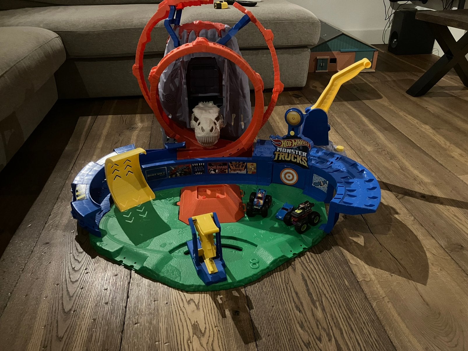 Hot Wheels monster trucks baan T-rex vulkaanarena, Ophalen, Zo goed als nieuw, Handmatig, Hot Wheels