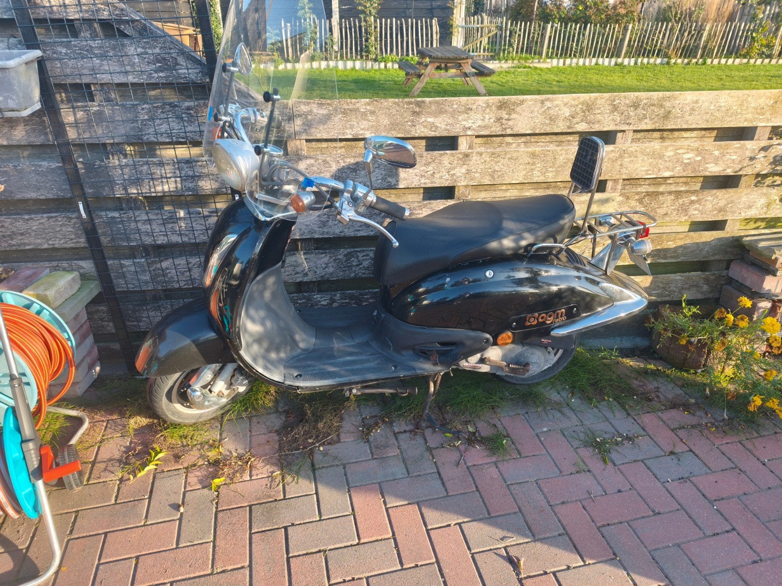 Scooter met nieuw windscherm en spiegels - moet snel weg!, Fietsen en Brommers, Ophalen, Gebruikt, Overige merken