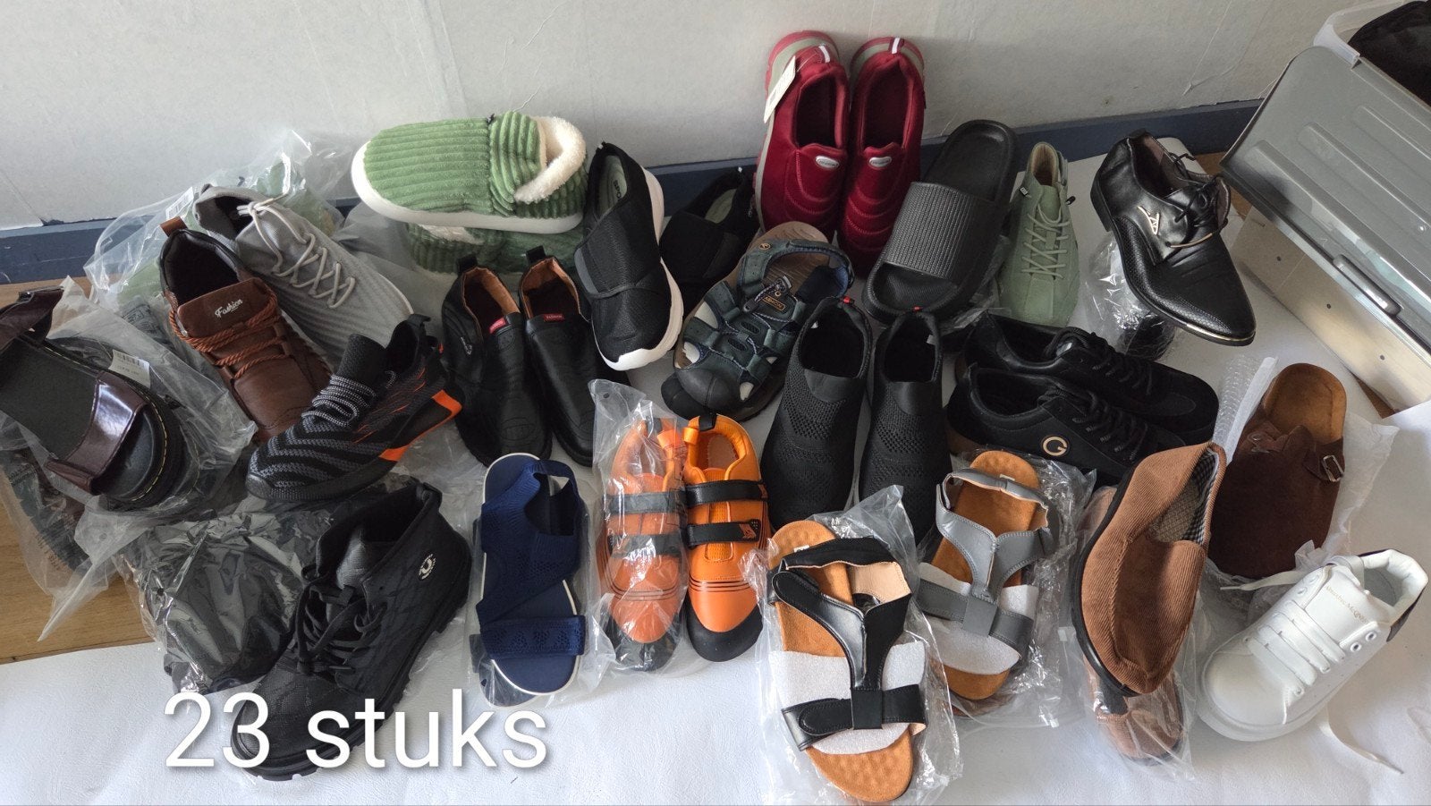 Partij nieuwe schoenen: sneakers, sandalen, pantoffels, Ophalen of Verzenden, Nieuw, Overige typen