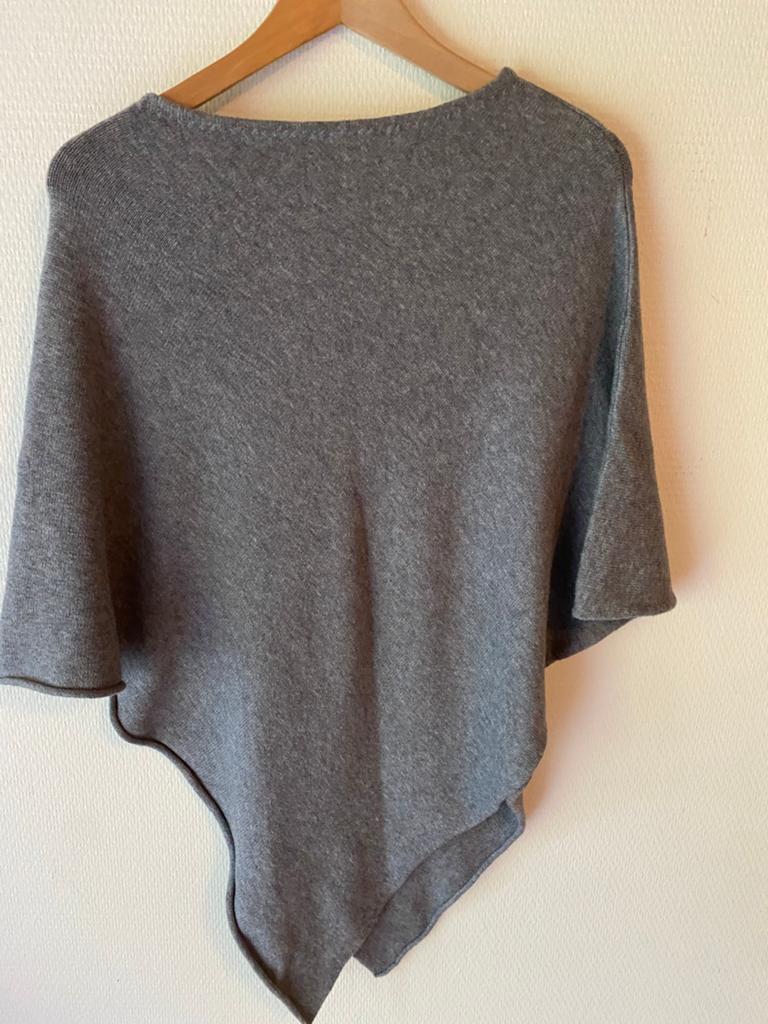 Als nieuw poncho cape. Grijs en rood, Ophalen of Verzenden, Zo goed als nieuw, Grijs