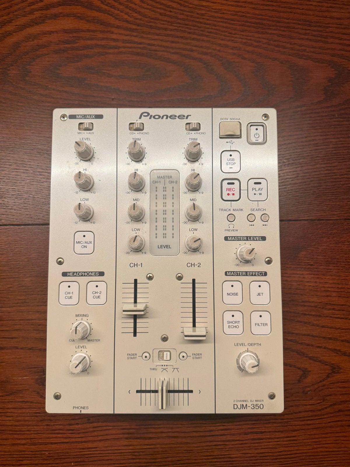 Pioneer DJM-350 DJ-mixer + Behringer Eurolive B1520 speakers