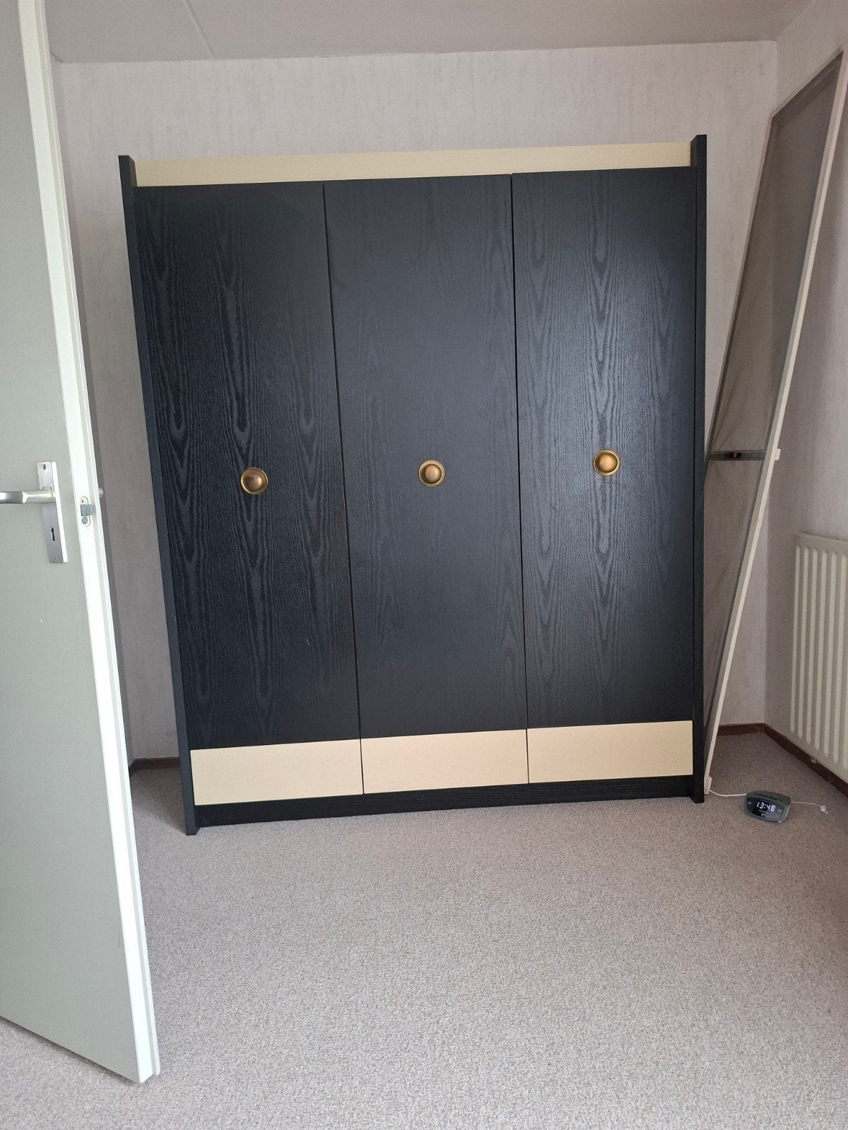 Kledingkast met 3 deuren en lades - Zwart/Crème, Ophalen, Gebruikt, 100 tot 150 cm, Met lade(s)