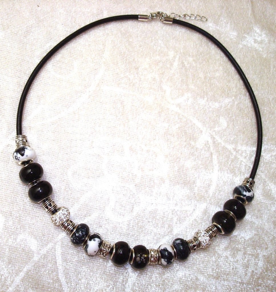 Leren ketting met 22 bedels in zwart-zilver, Info.adorabeads@gmail.com, Overige materialen, Want 18 Hoogvliet, Adorabeads