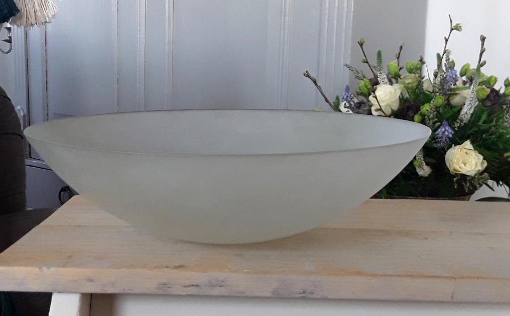 Voor paasstukje - witte glazen schaal - wit glas frost look, Ophalen of Verzenden, Gebruikt