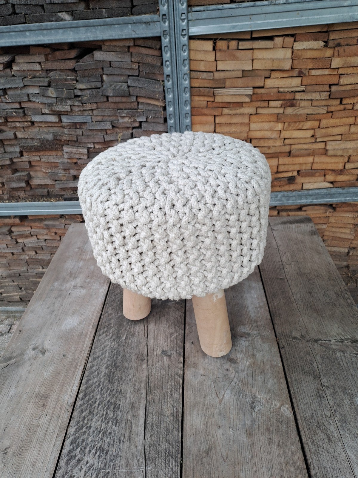 3 poot krukje, geknoopte garen. Crème. Houten pootjes. 38cm, Ophalen of Verzenden, Zo goed als nieuw