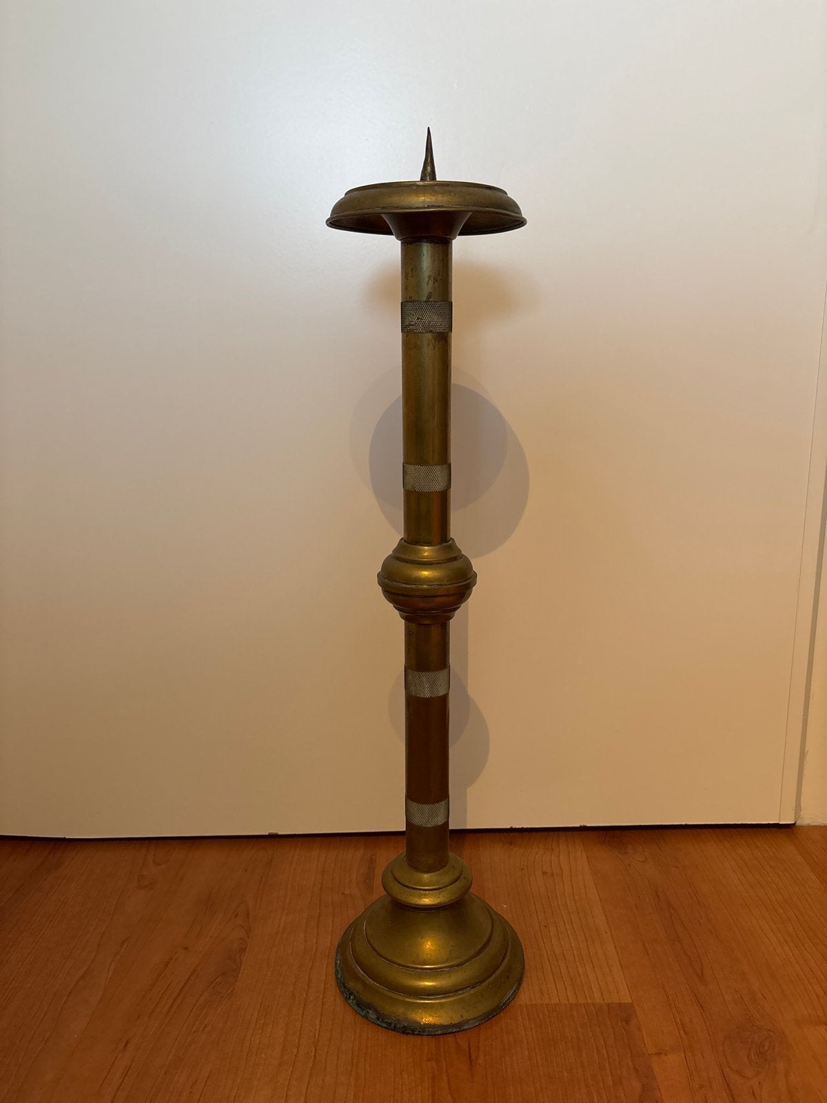 Antieke koperen kerkkandelaar - staande kaarsenhouder, Ophalen of Verzenden, Koper of Brons