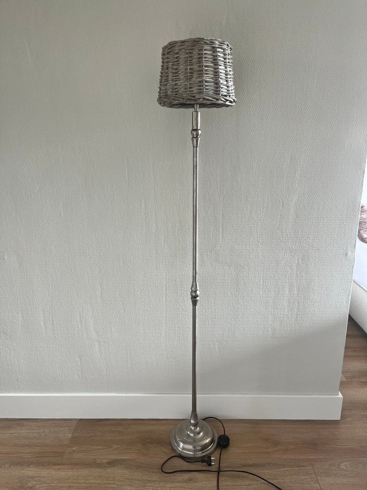 Zilverkleurige lampenvoet met rieten lampenkap, Ophalen, Zo goed als nieuw, Minder dan 100 cm
