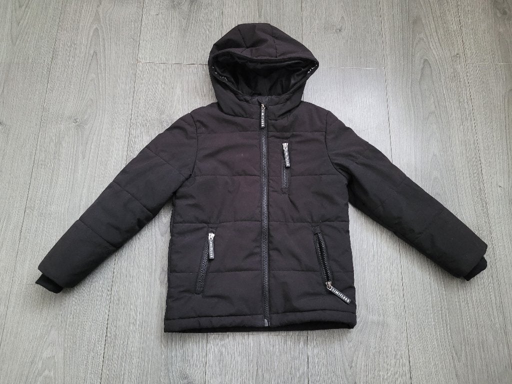 EUROPE KIDS zwarte winterjas capuchon maat 110/116 ~ IM3021, Kinderen en Baby's, Kinderkleding | Maat 110, Europe Kids, Ophalen of Verzenden