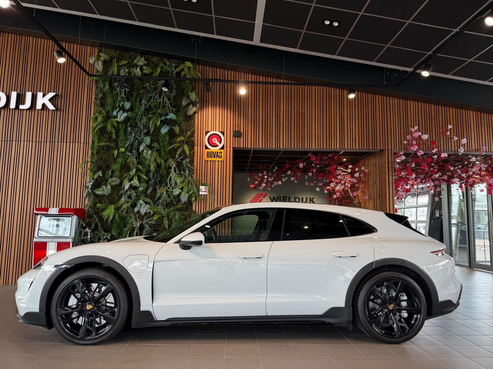 Porsche Taycan Cross Turismo 4 93 kWh Tot 2030 fabrieksgaran, Auto's, Automaat, Zwart, 110 €/maand, 4 stoelen