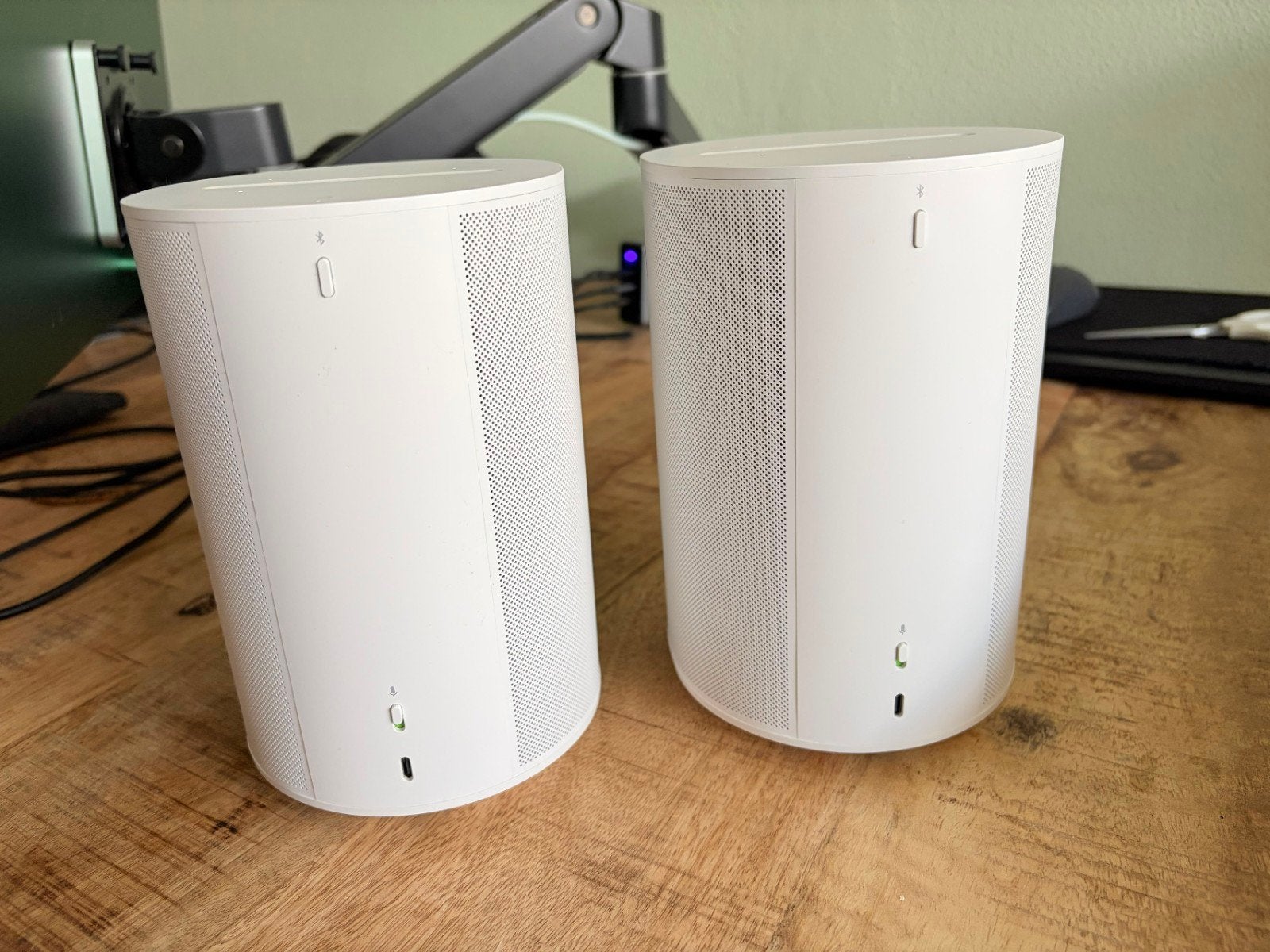 Twee witte Sonos Era 100-speakers, samen als set