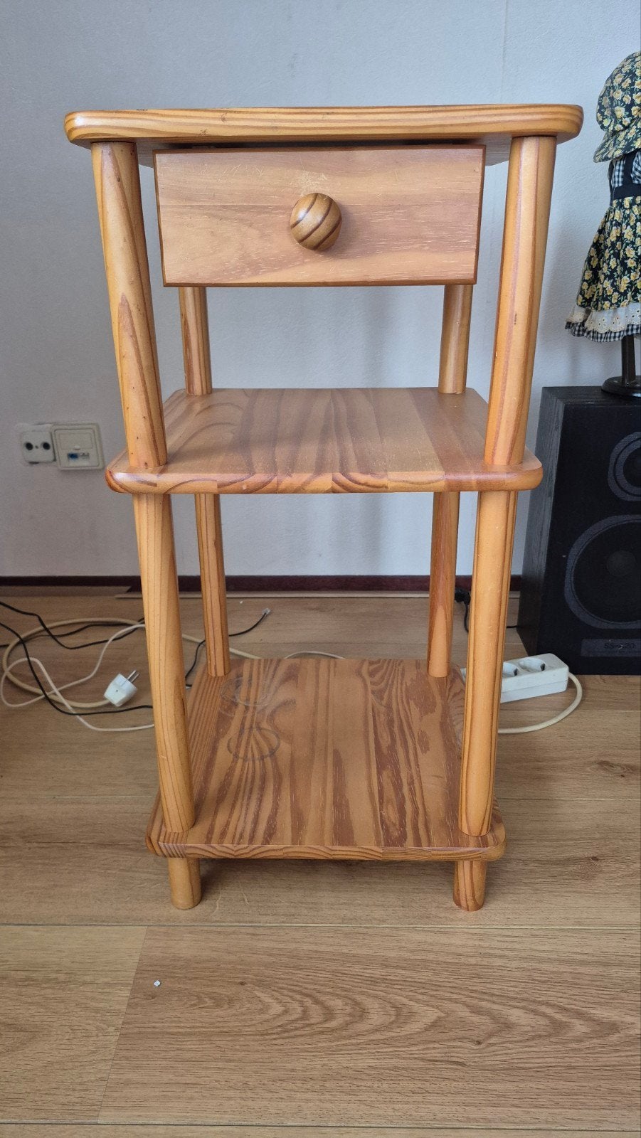 Houten nachtkastje met lade en twee planken, Huis en Inrichting, Slaapkamer | Nachtkastjes, Ophalen, Gebruikt, Minder dan 45 cm