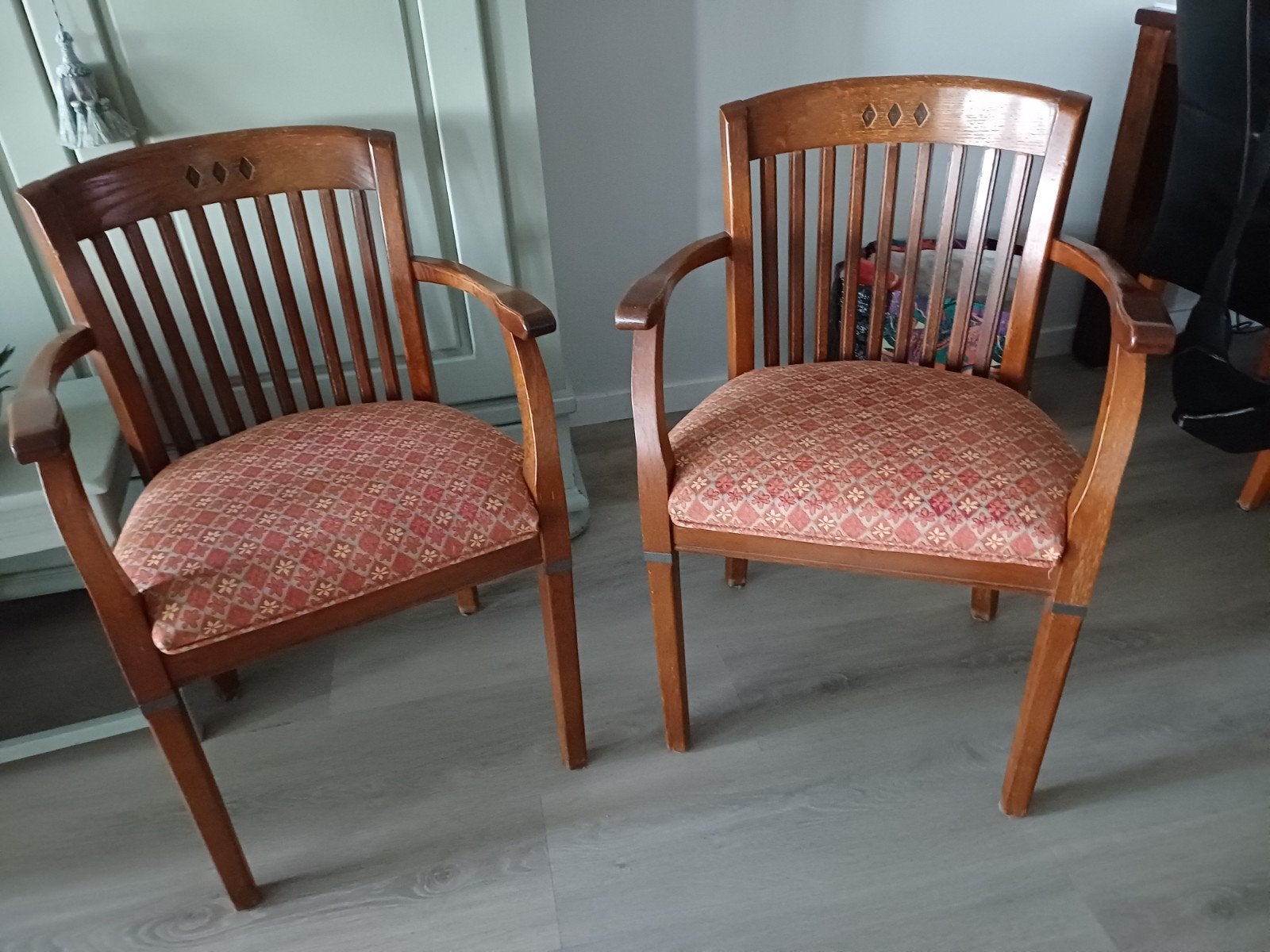 Set van 2 klassieke houten stoelen met armleuningen