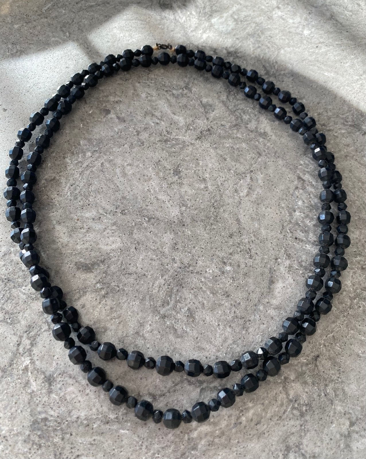 Vintage lange zwarte kunststof kralenketting, Sieraden, Tassen en Uiterlijk, Ophalen of Verzenden, Zo goed als nieuw, Zwart, Kunststof