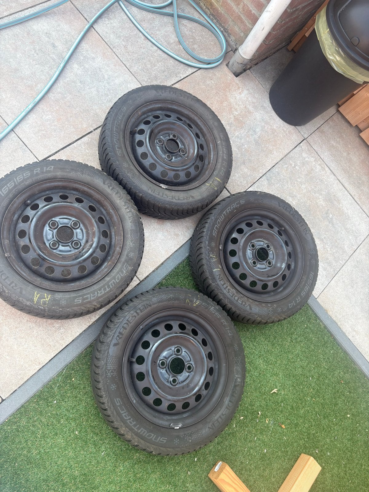 Vredestein Snowtrac 5 winterbanden op stalen velg 165/65 R14, Ophalen, 14 inch, Gebruikt, Banden en Velgen