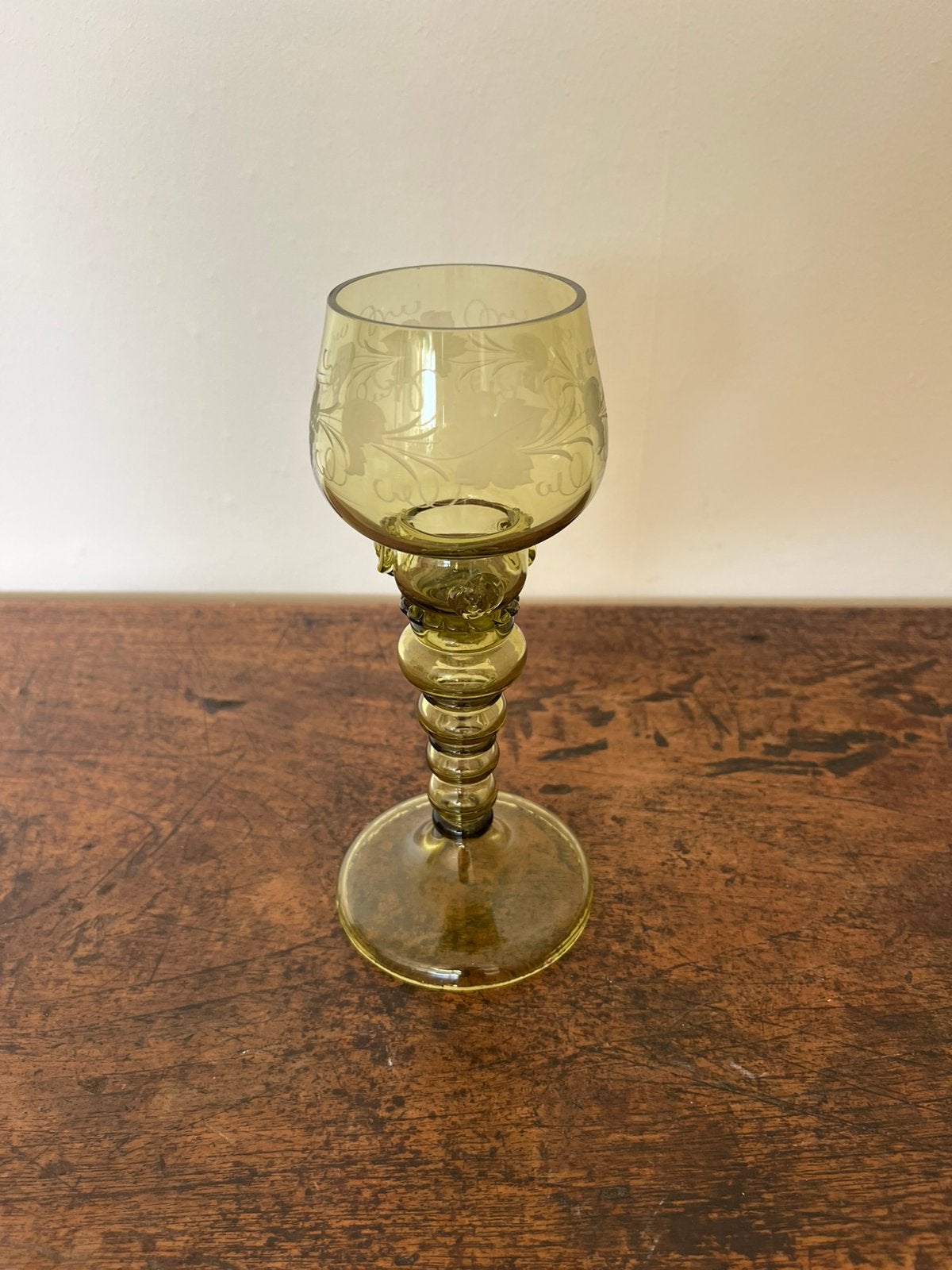 Antiek Duits Roemer wijnglas met gegraveerde druivenranken, Antiek en Kunst, Ophalen of Verzenden