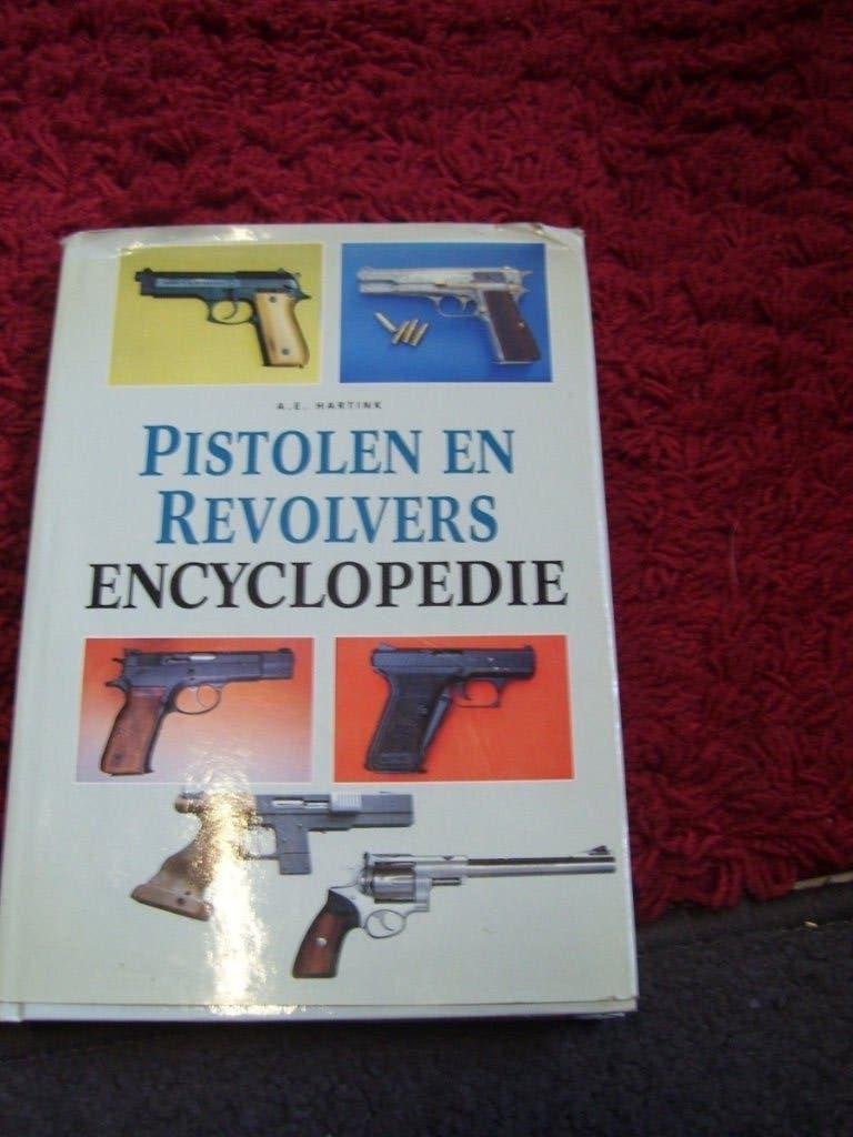BOEK PISTOLEN EN REVOLVERS, Ophalen of Verzenden, Landmacht, Nederland, Boek of Tijdschrift