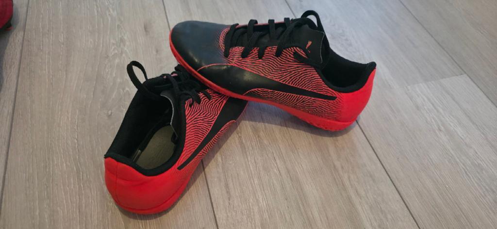 Puma Voetbalschoenen Zonder Noppen Maat 35, Sport en Fitness, Voetbal, Ophalen of Verzenden, Nieuw, Schoenen