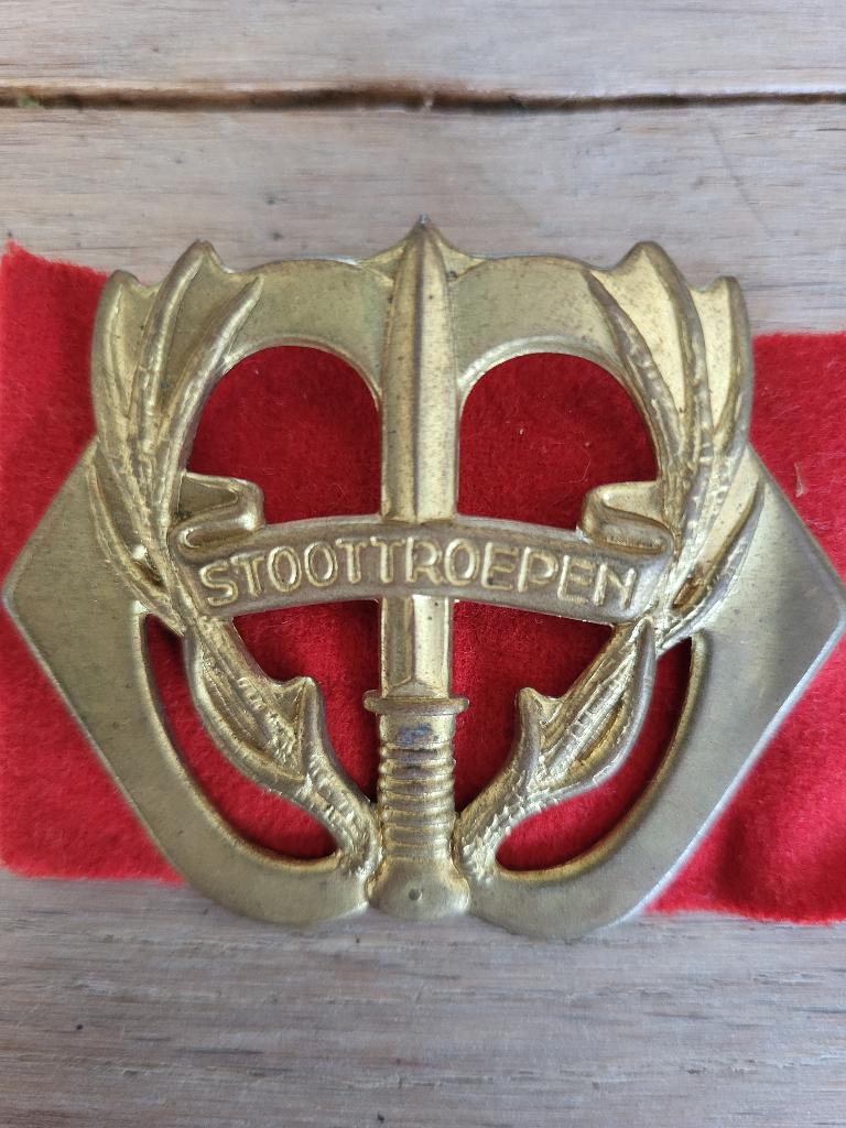 Baretembleem, Stoottroepen, oude model, messing, met oogjes, Verzamelen, Verzenden, Landmacht, Nederland, Embleem of Badge