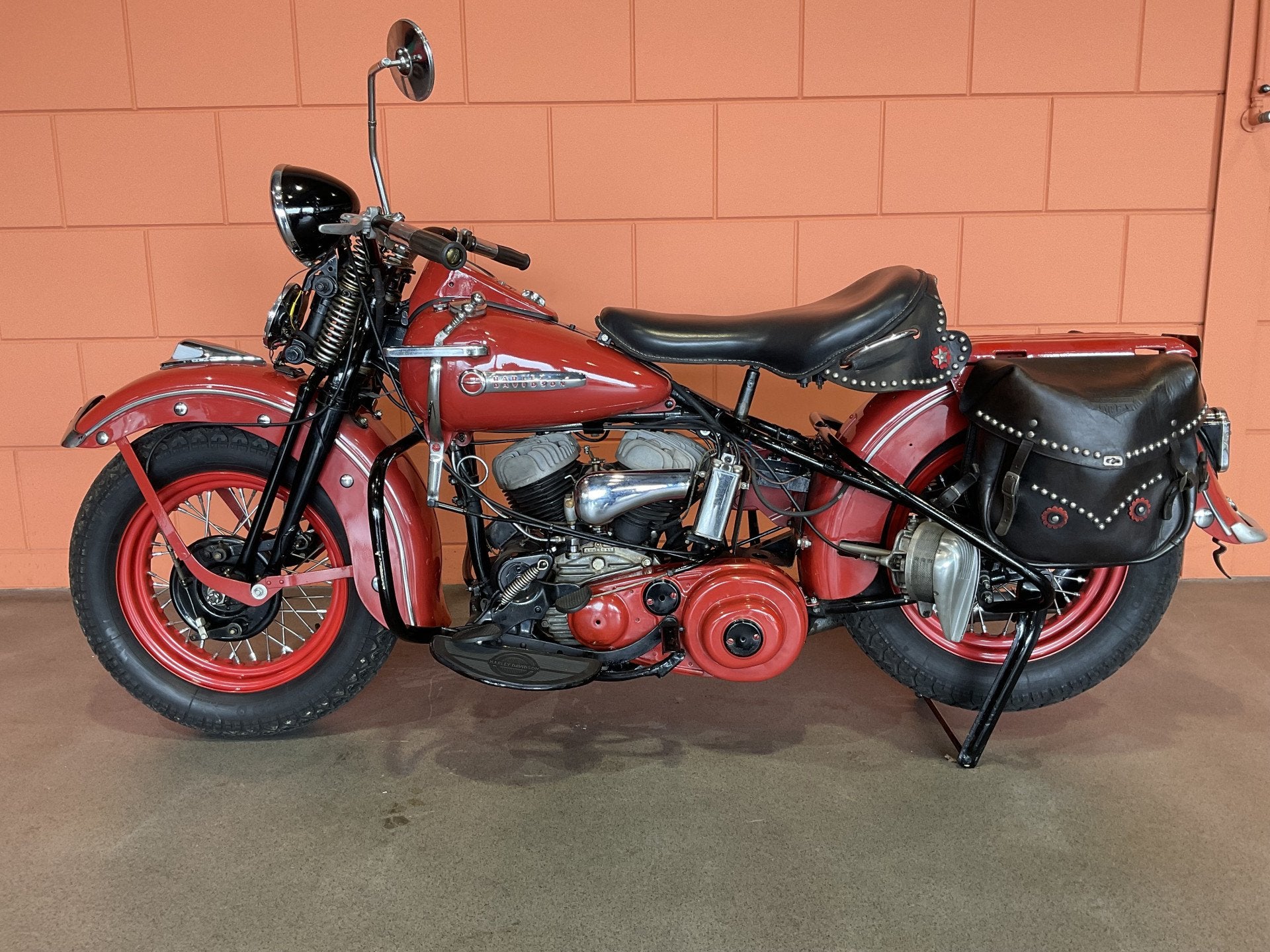 Harley-Davidson WL (bj 1947), Route 58 Land Rover Centre Tilburg, 750 cc, Emma Goldmanweg 6
5032MN  TILBURG, NL, Overig