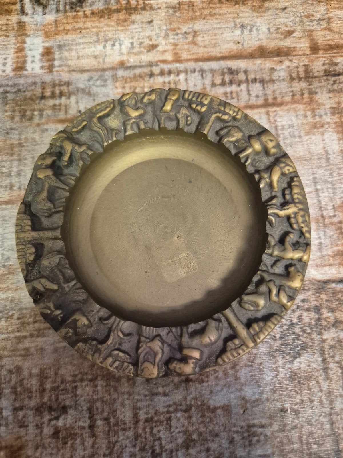 Vintage messing asbak met reliëf decoratie, Ophalen of Verzenden