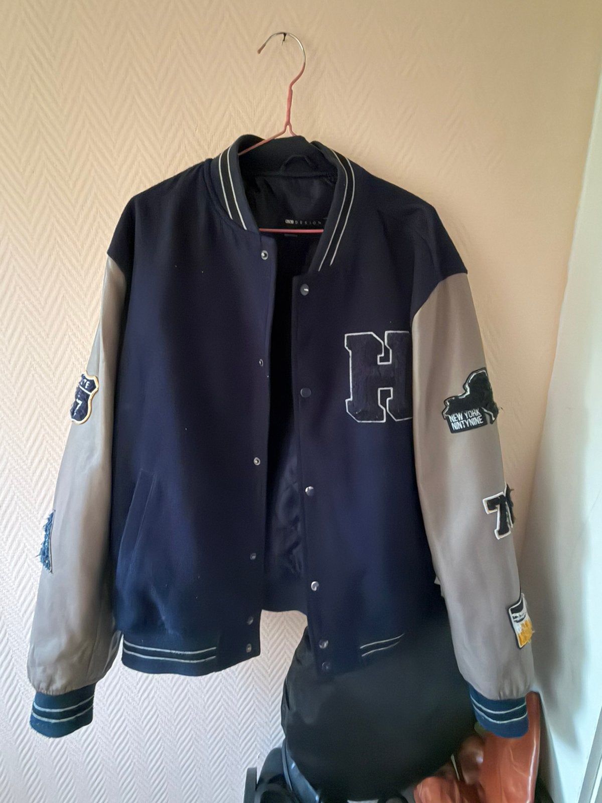 ASOS Design Bomber Jacket L - Grijs/Donkerblauw met Patches, Ophalen of Verzenden, Gedragen, Maat 52/54 (L), Grijs