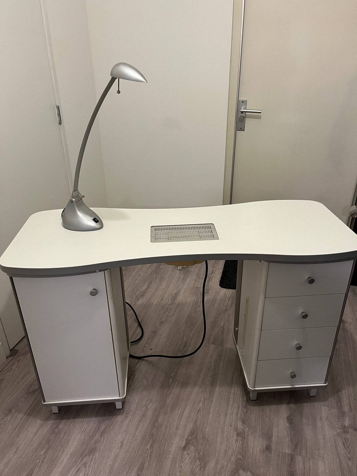 Nagelstudio tafel met afzuiging en lamp, Ophalen, Gebruikt