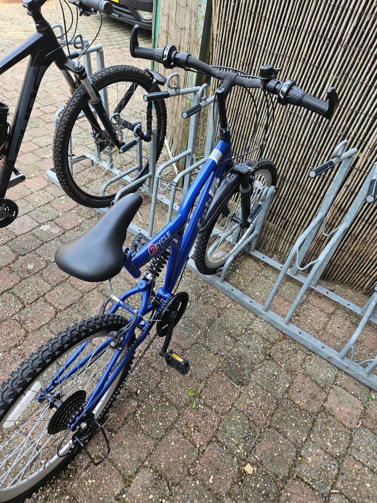 Blauwe Q-Cycle mountainbike met vering